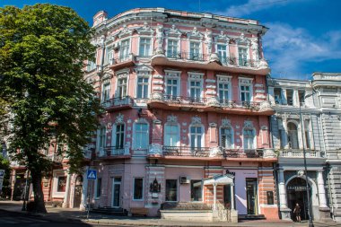 Odessa, Ukrayna, 13 Temmuz 2024 Cityscape, Rusya ile savaş sırasında, Odessa 'daki binalar Rus füzelerinin hedefi ve insanlar her gün sirenler çalsa da sokaklardalar..