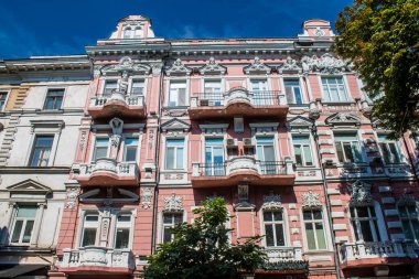 Odessa, Ukrayna, 13 Temmuz 2024 Cityscape, Rusya ile savaş sırasında, Odessa 'daki binalar Rus füzelerinin hedefi ve insanlar her gün sirenler çalsa da sokaklardalar..