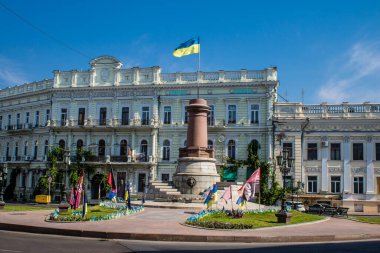 Odessa, Ukrayna, 13 Temmuz 2024 Cityscape, Rusya ile savaş sırasında, Odessa 'daki binalar Rus füzelerinin hedefi ve insanlar her gün sirenler çalsa da sokaklardalar..