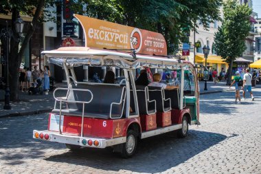 Odessa, Ukrayna, 13 Temmuz 2024 Şehir düzenli olarak bombalansa da, Odessa Rus füzelerinin ve sirenlerin hedefi ve turistler her gün şehri ziyaret etmeye devam ediyor..