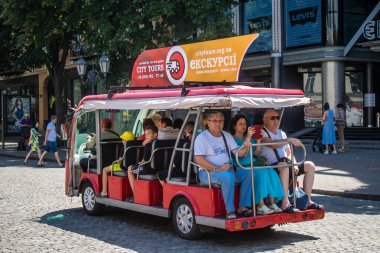 Odessa, Ukrayna, 13 Temmuz 2024 Şehir düzenli olarak bombalansa da, Odessa Rus füzelerinin ve sirenlerin hedefi ve turistler her gün şehri ziyaret etmeye devam ediyor..