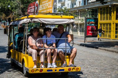 Odessa, Ukrayna, 13 Temmuz 2024 Şehir düzenli olarak bombalansa da, Odessa Rus füzelerinin ve sirenlerin hedefi ve turistler her gün şehri ziyaret etmeye devam ediyor..