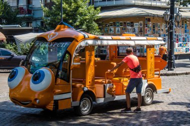 Odessa, Ukrayna, 13 Temmuz 2024 Şehir düzenli olarak bombalansa da, Odessa Rus füzelerinin ve sirenlerin hedefi ve turistler her gün şehri ziyaret etmeye devam ediyor..