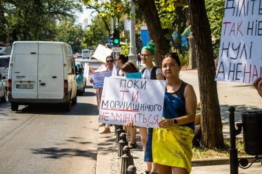 Odessa, Ukrayna, 13 Temmuz 2024 Odessa sakinleri, yerel yönetimin, Ukrayna silahlı kuvvetlerine ayrılan bütçeye katılan tüm parayı.