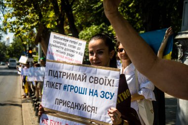 Odessa, Ukrayna, 13 Temmuz 2024 Odessa sakinleri, yerel yönetimin, Ukrayna silahlı kuvvetlerine ayrılan bütçeye katılan tüm parayı.