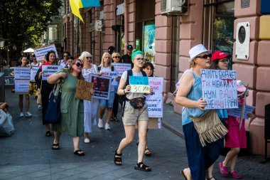 Odessa, Ukrayna, 13 Temmuz 2024 Odessa sakinleri, yerel yönetimin, Ukrayna silahlı kuvvetlerine ayrılan bütçeye katılan tüm parayı.