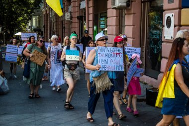 Odessa, Ukrayna, 13 Temmuz 2024 Odessa sakinleri, yerel yönetimin, Ukrayna silahlı kuvvetlerine ayrılan bütçeye katılan tüm parayı.