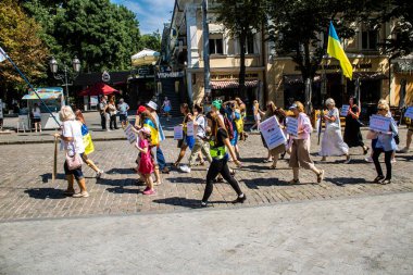 Odessa, Ukrayna, 13 Temmuz 2024 Odessa sakinleri, yerel yönetimin, Ukrayna silahlı kuvvetlerine ayrılan bütçeye katılan tüm parayı.