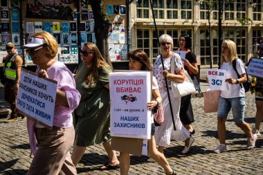 Odessa, Ukrayna, 13 Temmuz 2024 Odessa sakinleri, yerel yönetimin, Ukrayna silahlı kuvvetlerine ayrılan bütçeye katılan tüm parayı.