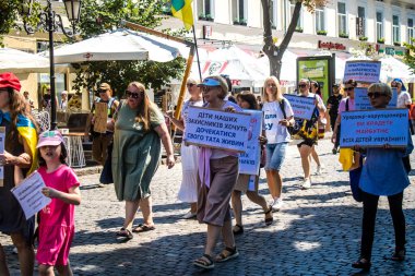 Odessa, Ukrayna, 13 Temmuz 2024 Odessa sakinleri, yerel yönetimin, Ukrayna silahlı kuvvetlerine ayrılan bütçeye katılan tüm parayı.