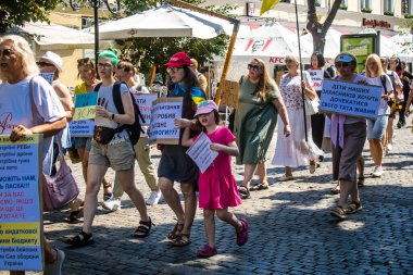 Odessa, Ukrayna, 13 Temmuz 2024 Odessa sakinleri, yerel yönetimin, Ukrayna silahlı kuvvetlerine ayrılan bütçeye katılan tüm parayı.
