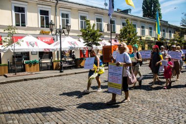 Odessa, Ukrayna, 13 Temmuz 2024 Odessa sakinleri, yerel yönetimin, Ukrayna silahlı kuvvetlerine ayrılan bütçeye katılan tüm parayı.