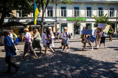 Odessa, Ukrayna, 13 Temmuz 2024 Odessa sakinleri, yerel yönetimin, Ukrayna silahlı kuvvetlerine ayrılan bütçeye katılan tüm parayı.