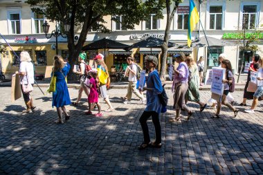 Odessa, Ukrayna, 13 Temmuz 2024 Odessa sakinleri, yerel yönetimin, Ukrayna silahlı kuvvetlerine ayrılan bütçeye katılan tüm parayı.