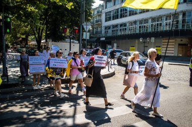 Odessa, Ukrayna, 13 Temmuz 2024 Odessa sakinleri, yerel yönetimin, Ukrayna silahlı kuvvetlerine ayrılan bütçeye katılan tüm parayı.