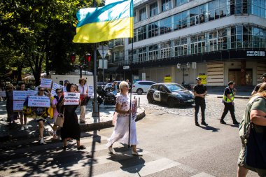 Odessa, Ukrayna, 13 Temmuz 2024 Odessa sakinleri, yerel yönetimin, Ukrayna silahlı kuvvetlerine ayrılan bütçeye katılan tüm parayı.