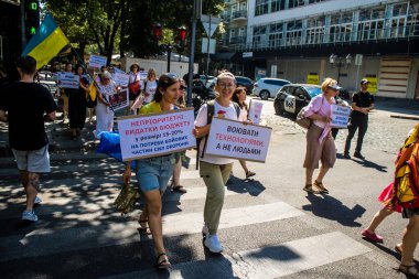 Odessa, Ukrayna, 13 Temmuz 2024 Odessa sakinleri, yerel yönetimin, Ukrayna silahlı kuvvetlerine ayrılan bütçeye katılan tüm parayı.
