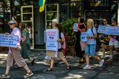 Odessa, Ukrayna, 13 Temmuz 2024 Odessa sakinleri, yerel yönetimin, Ukrayna silahlı kuvvetlerine ayrılan bütçeye katılan tüm parayı.