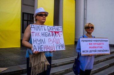 Odessa, Ukrayna, 13 Temmuz 2024 Odessa sakinleri, yerel yönetimin, Ukrayna silahlı kuvvetlerine ayrılan bütçeye katılan tüm parayı.