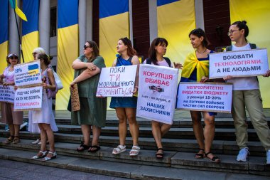 Odessa, Ukrayna, 13 Temmuz 2024 Odessa sakinleri, yerel yönetimin, Ukrayna silahlı kuvvetlerine ayrılan bütçeye katılan tüm parayı.