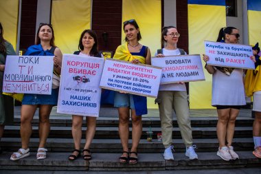 Odessa, Ukrayna, 13 Temmuz 2024 Odessa sakinleri, yerel yönetimin, Ukrayna silahlı kuvvetlerine ayrılan bütçeye katılan tüm parayı.