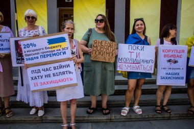 Odessa, Ukrayna, 13 Temmuz 2024 Odessa sakinleri, yerel yönetimin, Ukrayna silahlı kuvvetlerine ayrılan bütçeye katılan tüm parayı.