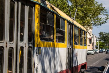 Odessa, Ukrayna, 13 Temmuz 2024 Odessa tramvayı şehir düzenli olarak bombalanırken, Odessa 'daki kamu hizmetleri her gün Rus füze ve sirenlerinin sesi altında..