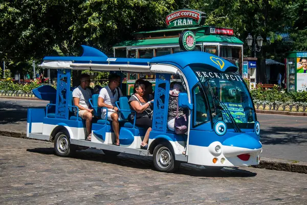 Odessa, Ukrayna, 13 Temmuz 2024 Şehir düzenli olarak bombalansa da, Odessa Rus füzelerinin ve sirenlerin hedefi ve turistler her gün şehri ziyaret etmeye devam ediyor..