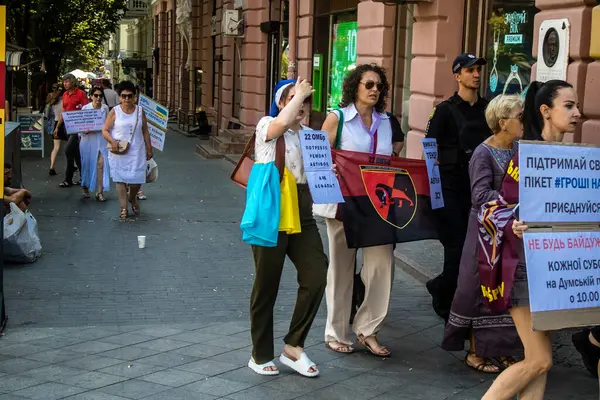 Odessa, Ukrayna, 13 Temmuz 2024 Odessa sakinleri, yerel yönetimin, Ukrayna silahlı kuvvetlerine ayrılan bütçeye katılan tüm parayı.