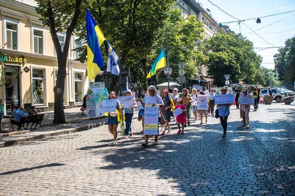 Odessa, Ukrayna, 13 Temmuz 2024 Odessa sakinleri, yerel yönetimin, Ukrayna silahlı kuvvetlerine ayrılan bütçeye katılan tüm parayı.