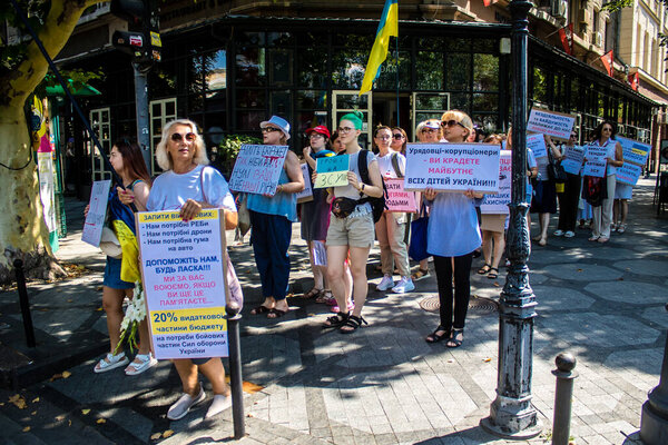 Одесса, Украина, 13 июля 2024 года Жители Одессы протестуют, чтобы обратить внимание на то, что местное самоуправление тратит все средства, поступающие в бюджет на вооруженные силы Украины.