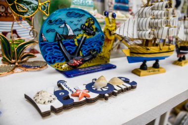 Odessa, Ukrayna, 13 Temmuz 2024. Bir hediyelik eşya dükkanı tarihi şehir merkezi Odessa 'da bulunan kapalı markette Rus füze saldırılarına karşı yapılan uyarılara rağmen ürünlerini satıyor..