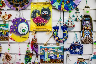 Odessa, Ukrayna, 13 Temmuz 2024. Bir hediyelik eşya dükkanı tarihi şehir merkezi Odessa 'da bulunan kapalı markette Rus füze saldırılarına karşı yapılan uyarılara rağmen ürünlerini satıyor..