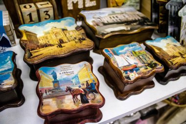 Odessa, Ukrayna, 13 Temmuz 2024. Bir hediyelik eşya dükkanı tarihi şehir merkezi Odessa 'da bulunan kapalı markette Rus füze saldırılarına karşı yapılan uyarılara rağmen ürünlerini satıyor..