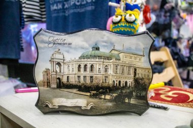 Odessa, Ukrayna, 13 Temmuz 2024. Bir hediyelik eşya dükkanı tarihi şehir merkezi Odessa 'da bulunan kapalı markette Rus füze saldırılarına karşı yapılan uyarılara rağmen ürünlerini satıyor..