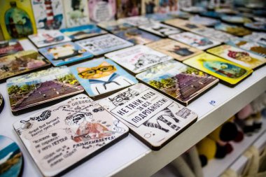 Odessa, Ukrayna, 13 Temmuz 2024. Bir hediyelik eşya dükkanı tarihi şehir merkezi Odessa 'da bulunan kapalı markette Rus füze saldırılarına karşı yapılan uyarılara rağmen ürünlerini satıyor..