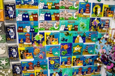 Odessa, Ukrayna, 13 Temmuz 2024. Bir hediyelik eşya dükkanı tarihi şehir merkezi Odessa 'da bulunan kapalı markette Rus füze saldırılarına karşı yapılan uyarılara rağmen ürünlerini satıyor..