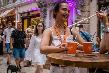 Odessa, Ukrayna, 13 Temmuz 2024. Sanatçılar, Rus füze saldırısı uyarılarına rağmen Odessa 'nın tarihi şehir merkezinde yer alan kapalı pazarda el sanatları satıyorlar..