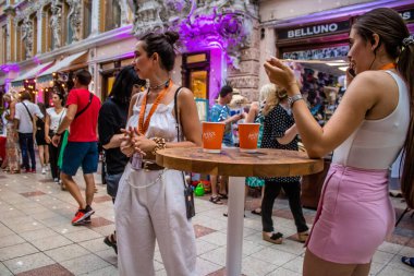 Odessa, Ukrayna, 13 Temmuz 2024. Sanatçılar, Rus füze saldırısı uyarılarına rağmen Odessa 'nın tarihi şehir merkezinde yer alan kapalı pazarda el sanatları satıyorlar..