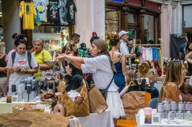 Odessa, Ukrayna, 13 Temmuz 2024. Sanatçılar, Rus füze saldırısı uyarılarına rağmen Odessa 'nın tarihi şehir merkezinde yer alan kapalı pazarda el sanatları satıyorlar..