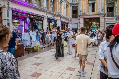 Odessa, Ukrayna, 13 Temmuz 2024. Sanatçılar, Rus füze saldırısı uyarılarına rağmen Odessa 'nın tarihi şehir merkezinde yer alan kapalı pazarda el sanatları satıyorlar..