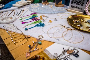 Odessa, Ukrayna, 13 Temmuz 2024. Sanatçılar, Rus füze saldırısı uyarılarına rağmen Odessa 'nın tarihi şehir merkezinde yer alan kapalı pazarda el sanatları satıyorlar..