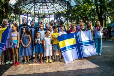 Odessa, Ukrayna, 13 Temmuz 2024 Odessa şehir merkezinde Ukrayna Silahlı Kuvvetleri 'ni desteklemek için düzenlenen bir müzik ve dans gösterisine katılan küçük çocuklar görülüyor..