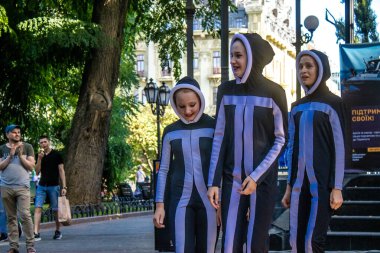 Odessa, Ukrayna, 13 Temmuz 2024 Odessa şehir merkezinde Ukrayna Silahlı Kuvvetleri 'ni desteklemek için düzenlenen bir müzik ve dans gösterisine katılan küçük çocuklar görülüyor..