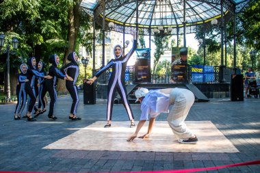Odessa, Ukrayna, 13 Temmuz 2024 Odessa şehir merkezinde Ukrayna Silahlı Kuvvetleri 'ni desteklemek için düzenlenen bir müzik ve dans gösterisine katılan küçük çocuklar görülüyor..