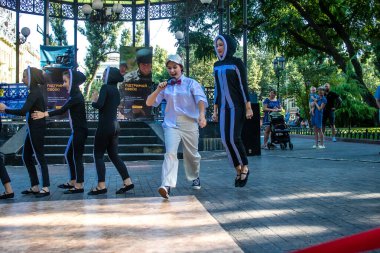 Odessa, Ukrayna, 13 Temmuz 2024 Odessa şehir merkezinde Ukrayna Silahlı Kuvvetleri 'ni desteklemek için düzenlenen bir müzik ve dans gösterisine katılan küçük çocuklar görülüyor..