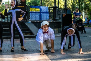 Odessa, Ukrayna, 13 Temmuz 2024 Odessa şehir merkezinde Ukrayna Silahlı Kuvvetleri 'ni desteklemek için düzenlenen bir müzik ve dans gösterisine katılan küçük çocuklar görülüyor..