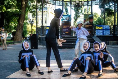 Odessa, Ukrayna, 13 Temmuz 2024 Odessa şehir merkezinde Ukrayna Silahlı Kuvvetleri 'ni desteklemek için düzenlenen bir müzik ve dans gösterisine katılan küçük çocuklar görülüyor..