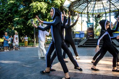 Odessa, Ukrayna, 13 Temmuz 2024 Odessa şehir merkezinde Ukrayna Silahlı Kuvvetleri 'ni desteklemek için düzenlenen bir müzik ve dans gösterisine katılan küçük çocuklar görülüyor..