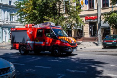 Odessa, Ukrayna, 14 Temmuz 2024 Odessa şehir merkezinde bir itfaiye aracı saldırıya uğruyor. Odessa her gün Rus füzelerinin ve sirenlerinin sesi duyuluyor..